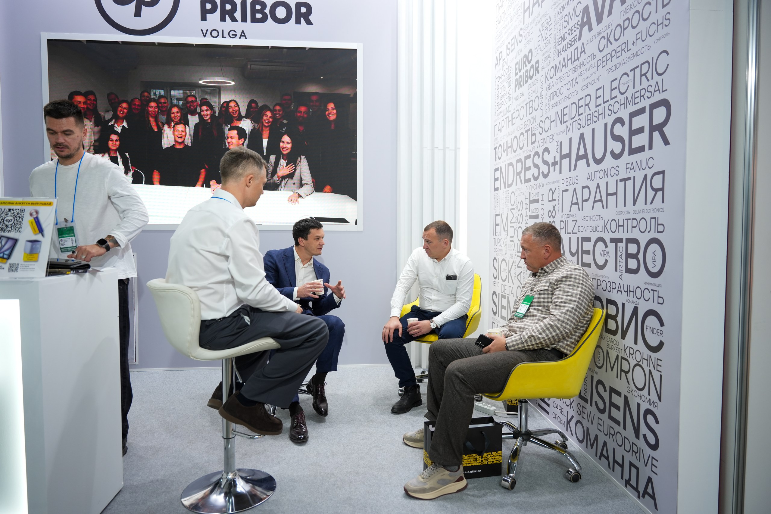 Команда Европрибора у стенда 14D160 на выставке Агропродмаш-2026